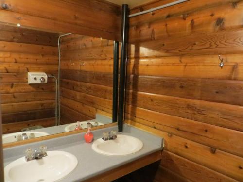 HI Kananaskis Wilderness - Hostel的一间浴室