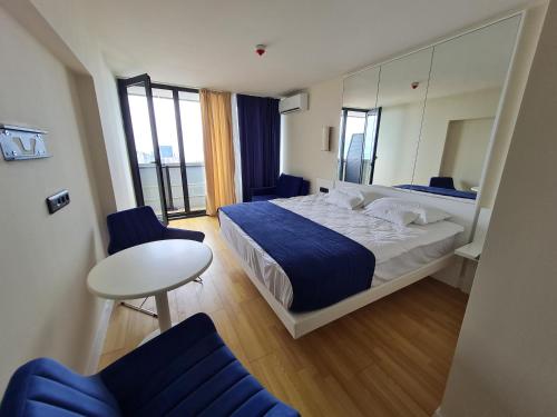 巴统Hotel Orbi City Sea Horizon的卧室配有一张床和一张桌子及椅子