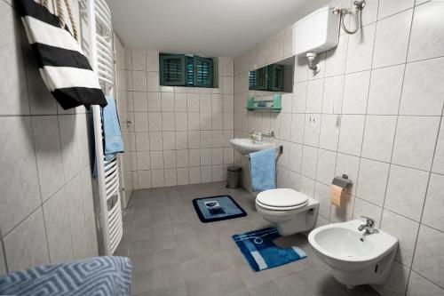 陶波尔曹HillSide Gasthaus 2 a Szent György-hegy lankáin的一间带卫生间和水槽的浴室
