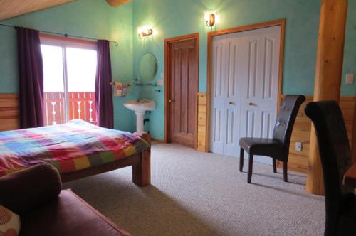 戈尔登特斯乐旅舍的卧室配有床、椅子和窗户。