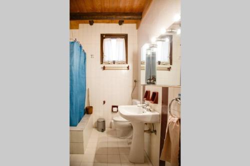 米利PONTINOS OLD HOUSE的浴室配有白色水槽和卫生间。