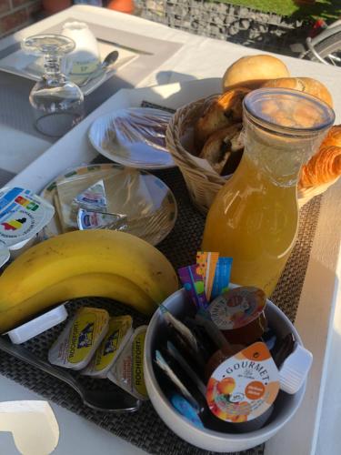 布鲁日布鲁日孔泰旅馆的装有香蕉和蜂蜜的食品托盘