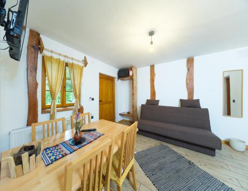 普利特维采村Yeti Cabin的客厅配有木桌和沙发