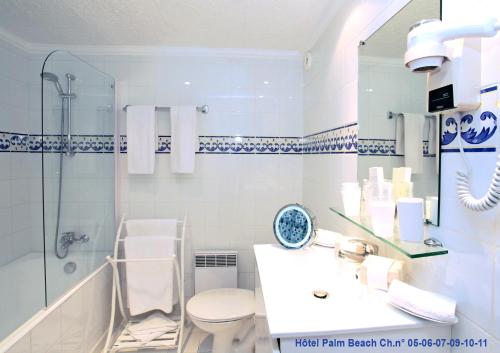戛纳HOTEL PALM BEACH的一间带水槽、卫生间和淋浴的浴室