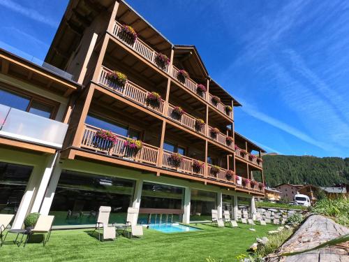 利维尼奥Francesin Active Hotel的带阳台和游泳池的大型建筑