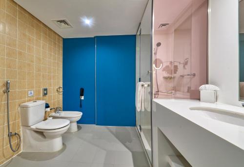 Ramada Hotel, Suites and Apartments by Wyndham Dubai JBR的一间浴室