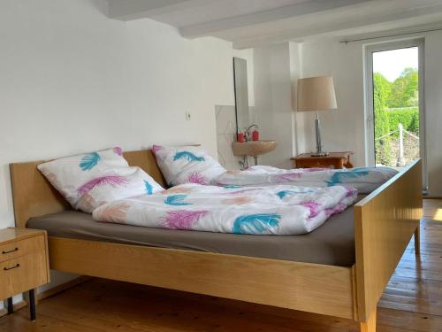 施马伦贝格Sauerland-Relax的卧室内的一张带两个枕头的床