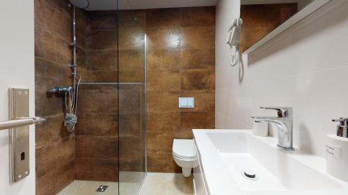 大戈里察WooW Apartments的带淋浴、卫生间和盥洗盆的浴室