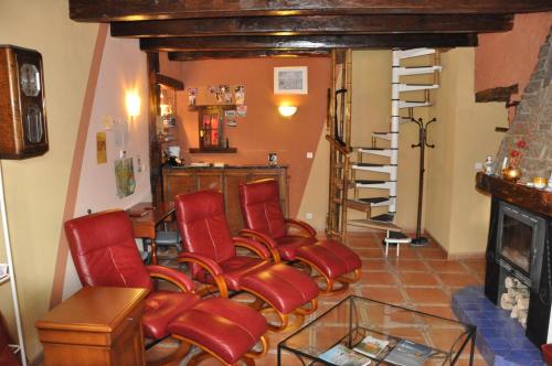 Châtenois洛吉塔旅游洛普酒店的壁炉间里一组红色椅子