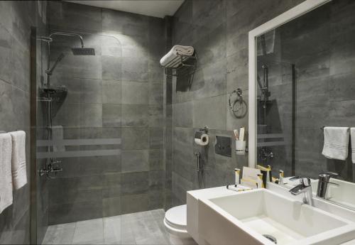利雅德Myrtle Hotel - Al Sahafa的一间带水槽、卫生间和淋浴的浴室