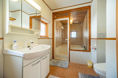 留寿都村Matsu House - 5 minutes away from Rusutsu Ski Resort的一间带水槽、卫生间和淋浴的浴室