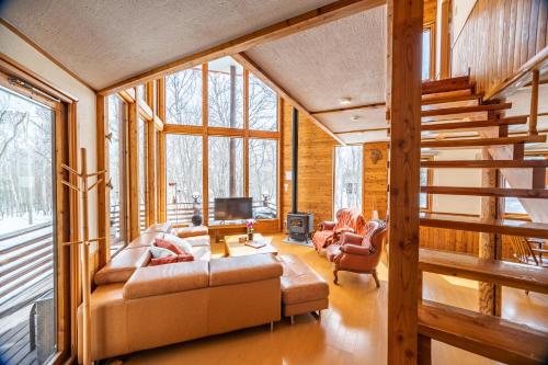 留寿都村Matsu House - 5 minutes away from Rusutsu Ski Resort的客厅配有两张沙发和一台电视机