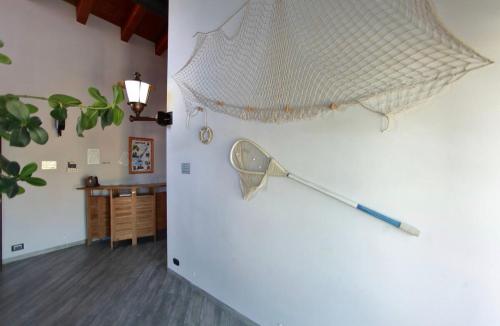 佩斯基耶拉德加达La Terrazza sul Lago的墙上装有棒球棒的冰箱