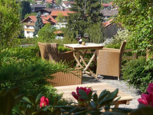 博登迈斯兰德斯迈内奥斯泽特旅馆的花园里种满鲜花的木桌和椅子