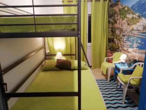 兰卡Camino de Santiago Guesthouse的一间卧室配有双层床和沙发