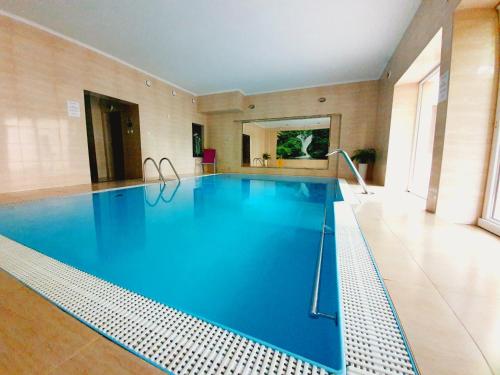 卡尔帕奇萨迪巴SPA酒店的大楼内一个蓝色的大型游泳池