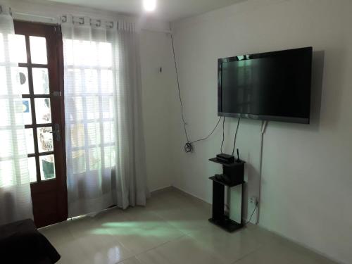 卡鲁阿鲁Apartamento 3 Bairro Boa Vista 1 Caruaru-PE的客厅的墙上配有平面电视。