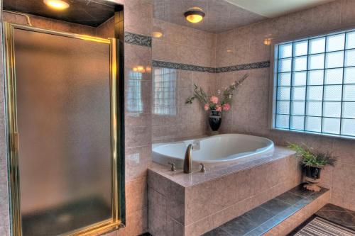 阿比林MCM优雅套房酒店的一间浴室
