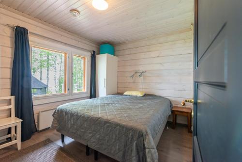 Lähderinne - Beachfront 2 bedroom log cabin, private beach & sauna客房内的一张或多张床位