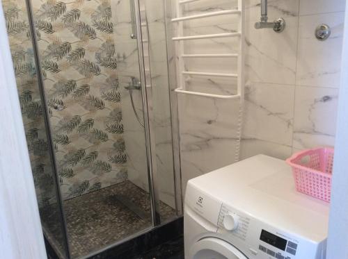 敖德萨Сдам квартиру у моря Элегия парк Аркадия的带淋浴的浴室和洗衣机。