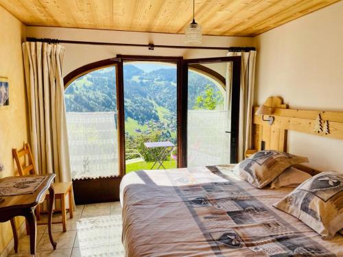 拉克吕萨特拉斯住宿加早餐旅馆的一间卧室设有一张床和一个大窗户