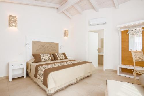 萨萨里La Vinia Bed&Wine Experience - Adults Only的一间白色卧室,房间内设有一张大床