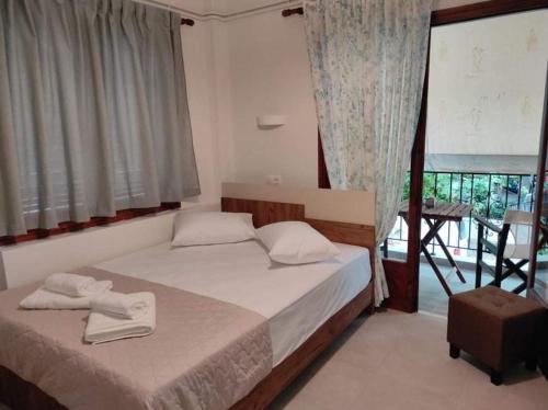卡拉内拉Eirini Filippou rooms的一间卧室配有一张床,上面有两条毛巾