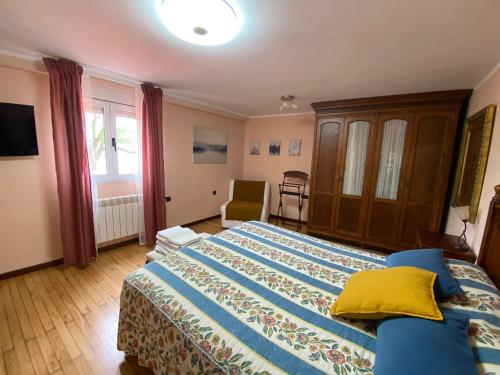 El PontónAlvares de Corvera的一间卧室配有一张带蓝色毯子的大床
