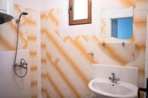 特里格拉德Къща До Гората Триград的一间带水槽和镜子的浴室
