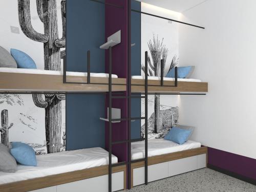 干尼亚Cocoon City Hostel的蓝色墙壁的客房内设有两张双层床。