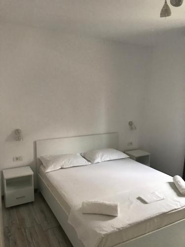南埃福列CasaRiana 4的白色的床、白色床单和枕头