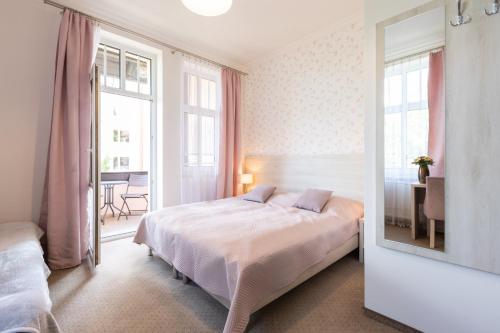 库多瓦-兹德鲁伊Villa Elizabeth的一间卧室配有一张床和镜子