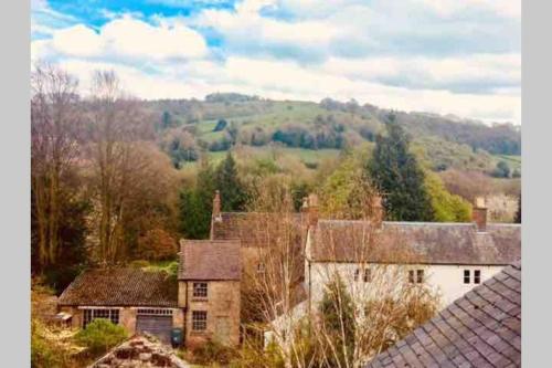 WirksworthThe Tenth House, Grade II Listed Georgian Town House, Wirksworth, Derbyshire, Peak District Cottage, Sleeps 4的一群树木林立的房屋