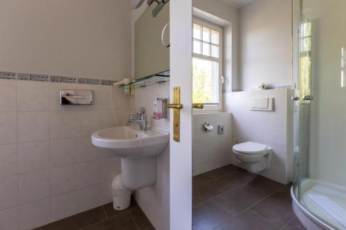 阿伦斯霍普Strandläufer 04的一间带水槽和卫生间的浴室