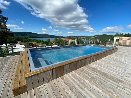伏尔塔瓦河畔利普诺JBX Resort Apartments Lipno的房屋甲板上的游泳池