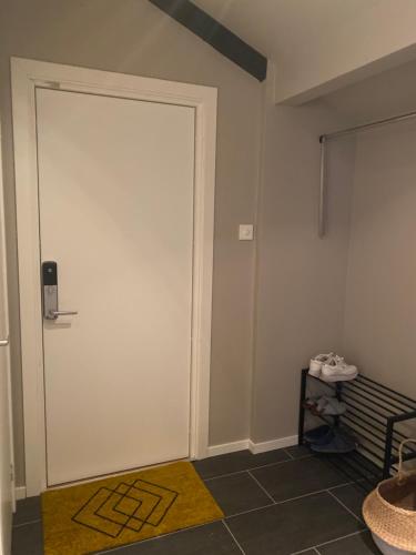 雷讷Reine City Apartment的一间设有白色门和黄色地毯的房间