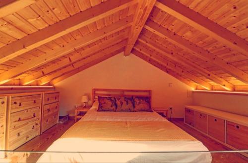 维亚纳堡I Loft Viana的阁楼上的卧室配有一张大床
