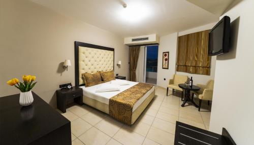 库鲁塔Amalias Hotel的酒店客房,配有床和电视