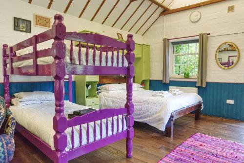 怀特帕里施Bramble Cottage的一间卧室配有两张双层床。