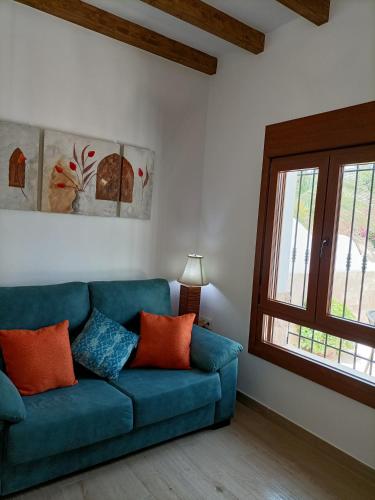 厄尔·坎皮洛·德·罗达尔Casa Redondo的客厅设有蓝色沙发,配有窗户