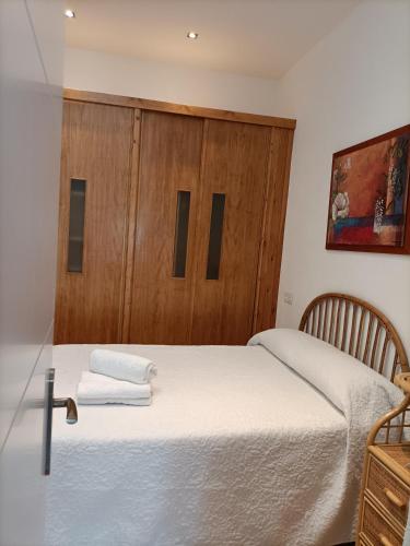 厄尔·坎皮洛·德·罗达尔Casa Redondo的一间卧室配有一张床和一个木制橱柜