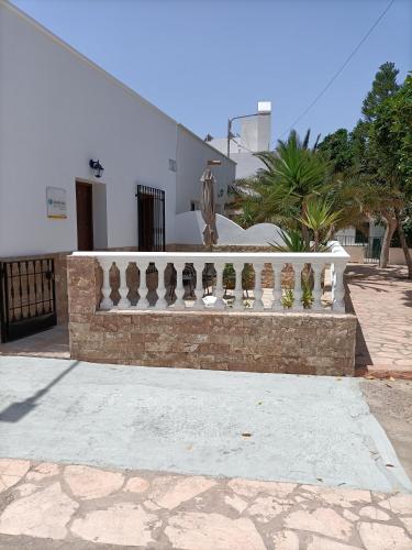厄尔·坎皮洛·德·罗达尔Casa Redondo的上面有雕像的白色围栏