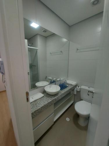 科蒂亚Flat Completo的浴室设有2个水槽、卫生间和镜子。