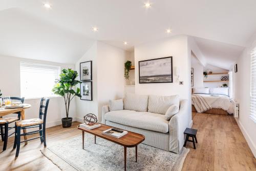 切斯特14-16 Grosvenor Street Luxury Apartments - Chester的客厅配有沙发和桌子