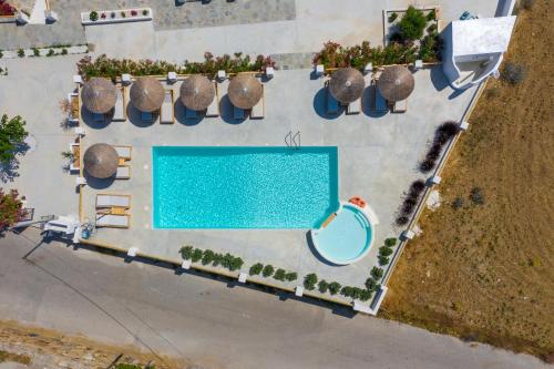 纳克索斯岛卡斯特拉基Irida Vacation suites的享有度假村游泳池的顶部景致