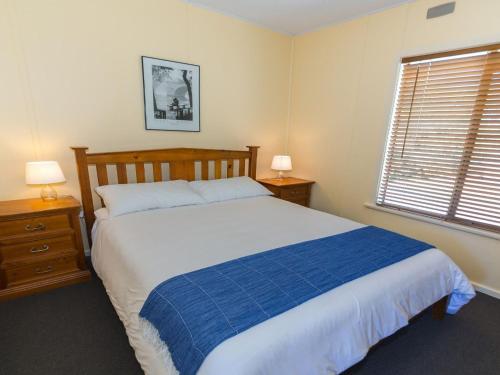诺曼维尔Sandy Feet 31 Gold Coast Drive的一间卧室设有一张大床和两个床头柜