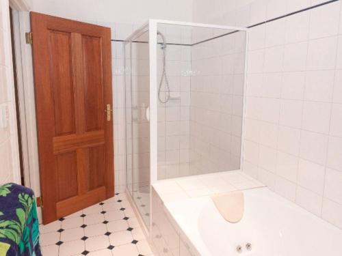 诺曼维尔3 Banksia Court的带淋浴、浴缸和卫生间的浴室