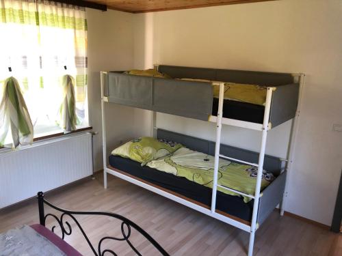 雷丹尼茨恩Ferienhaus Rafaela mit Privatstrand的一间卧室配有两张双层床。