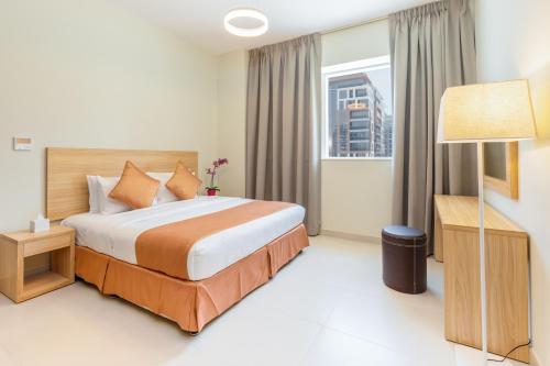 迪拜Grand Stay Holiday Homes Rental的酒店客房设有床和窗户。