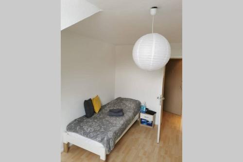 盖尔森基兴praktische Monteurwohnung im Dachgeschoß (2 Personen)的一间卧室配有一张床和吊灯